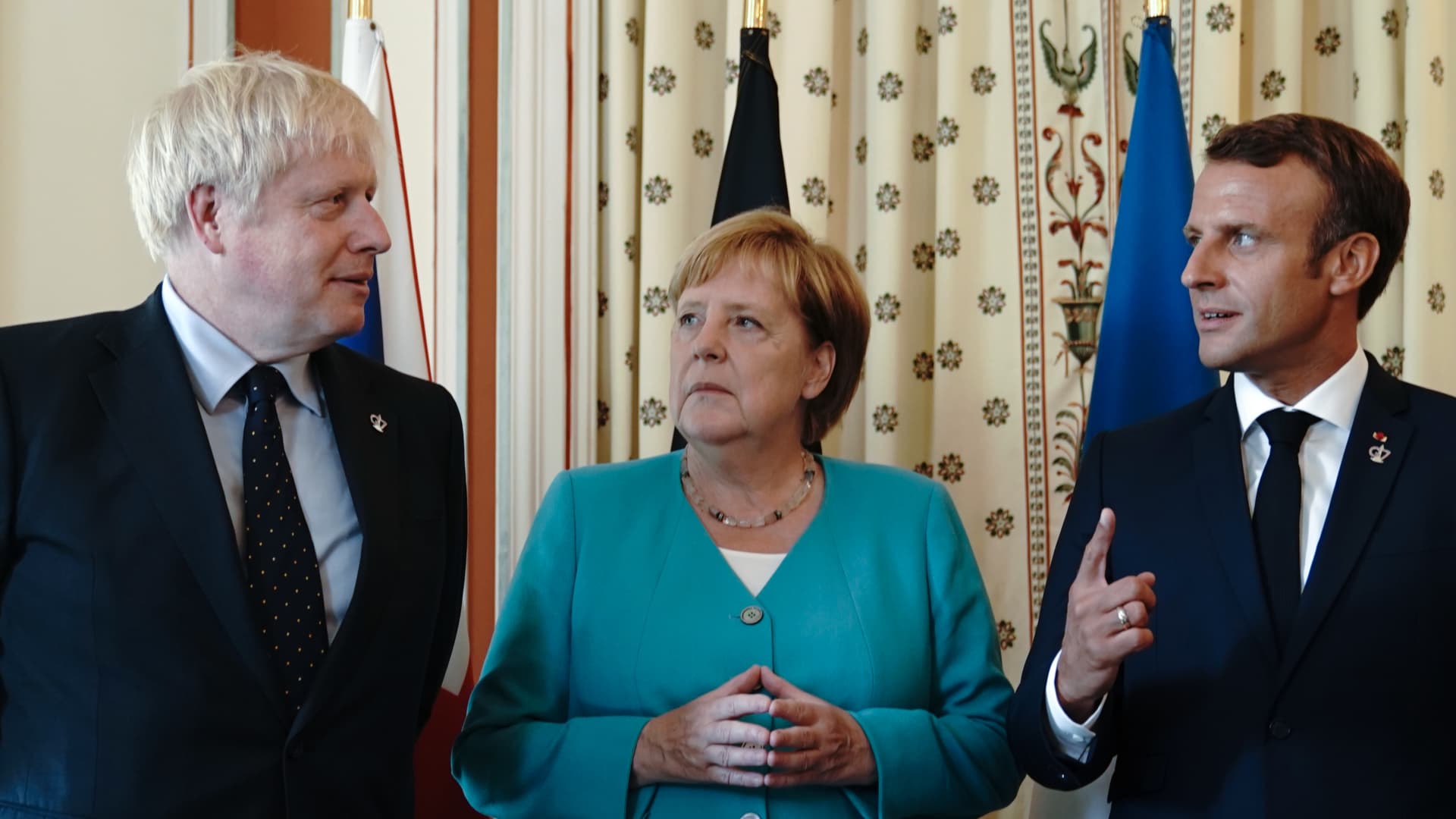 Chancellor Angela Merkel (CDU) stands between Boris Johnson (l), Prime Minister of Great Britain, and Emmanuel Macron, President of France, at the beginning of the summit.