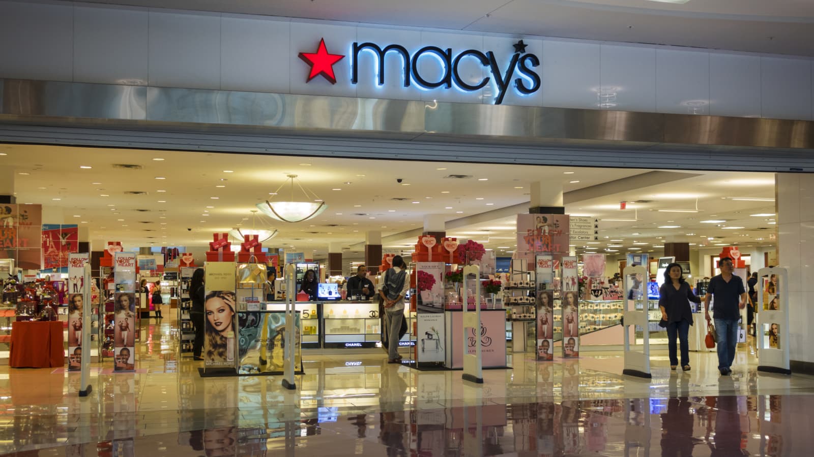 Macy S Weighs Raising As Much As 5 Billion In Debt To Weather