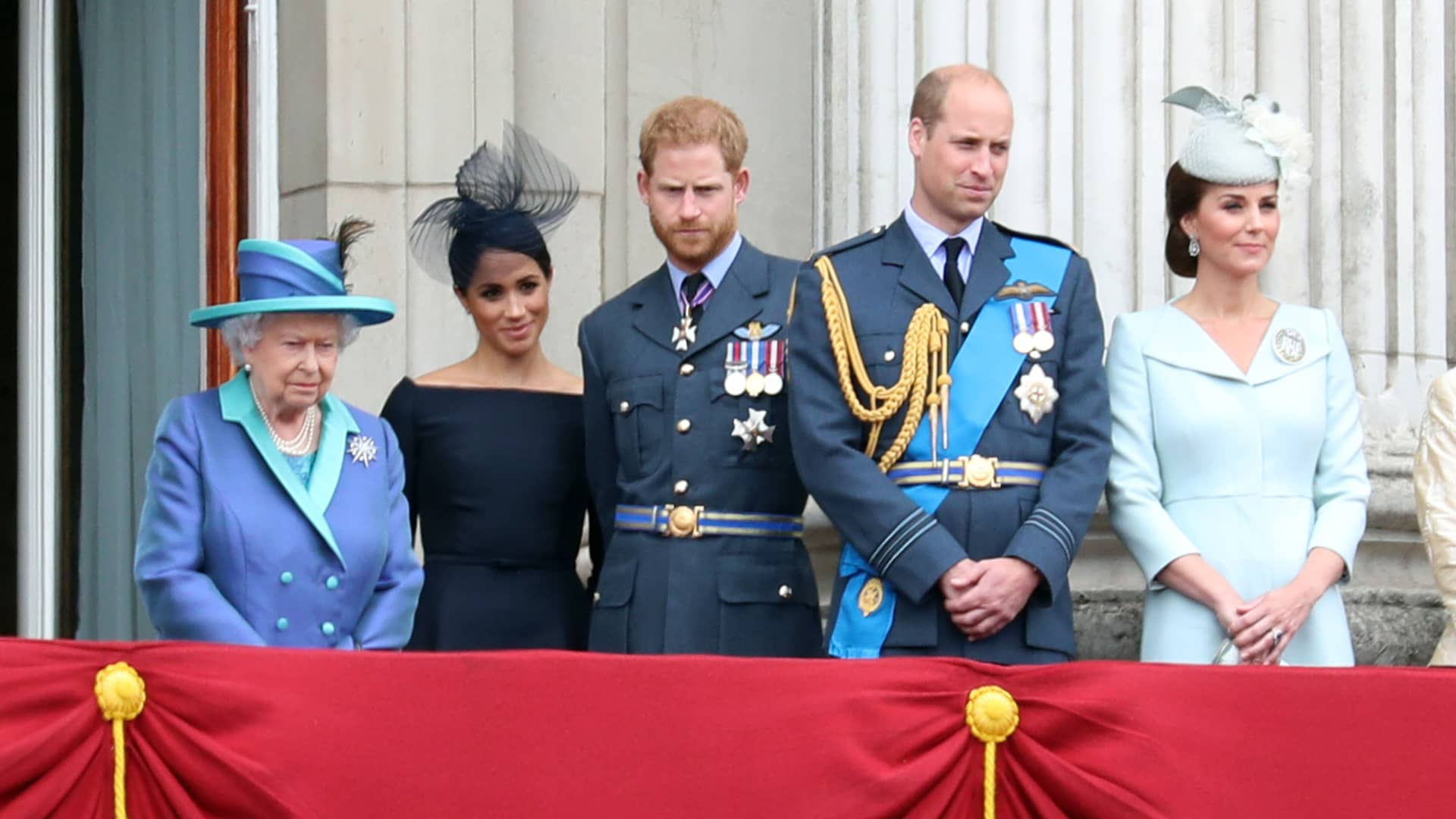 (L-R) Queen Elizabeth II, Meghan, Duchess of Sussex, Prince Harry, Duke of Sussex, Prince William, Duke of Cambridge and Catherine, Duchess of Cambridge watch the RAF flypast on the balcony of Buckingham Palace, as members of the Royal Family attend events to mark the centenary of the RAF on July 10, 2018 in London, England.