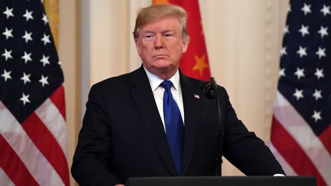 El presidente Donald Trump habla antes de firmar un acuerdo comercial entre EE. UU. Y China durante una ceremonia en la Sala Este de la Casa Blanca en Washington, DC, el 15 de enero de 2020.