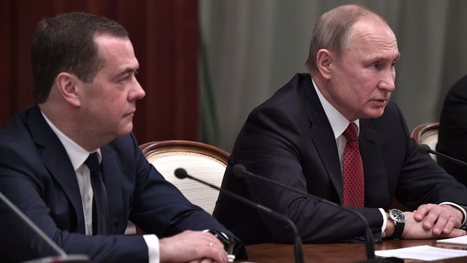 El presidente ruso Vladimir Putin con el expresidente Dmitry Medvedev en 2020.