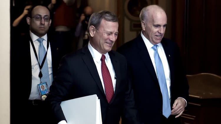 Senate swears in Chief Justice Roberts for impeachment trial
