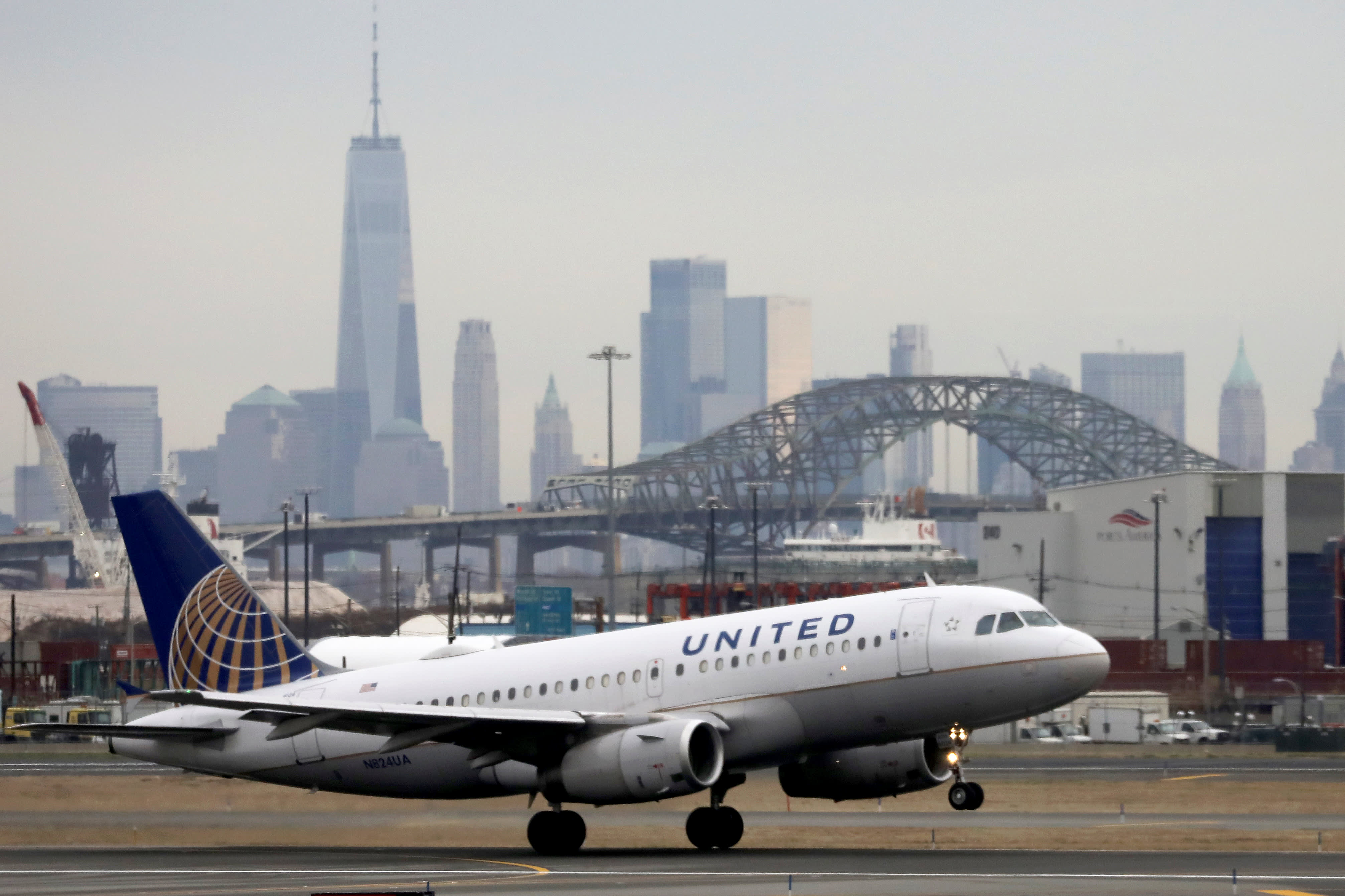 United Airlines scraps ticketchange fees for domestic flights