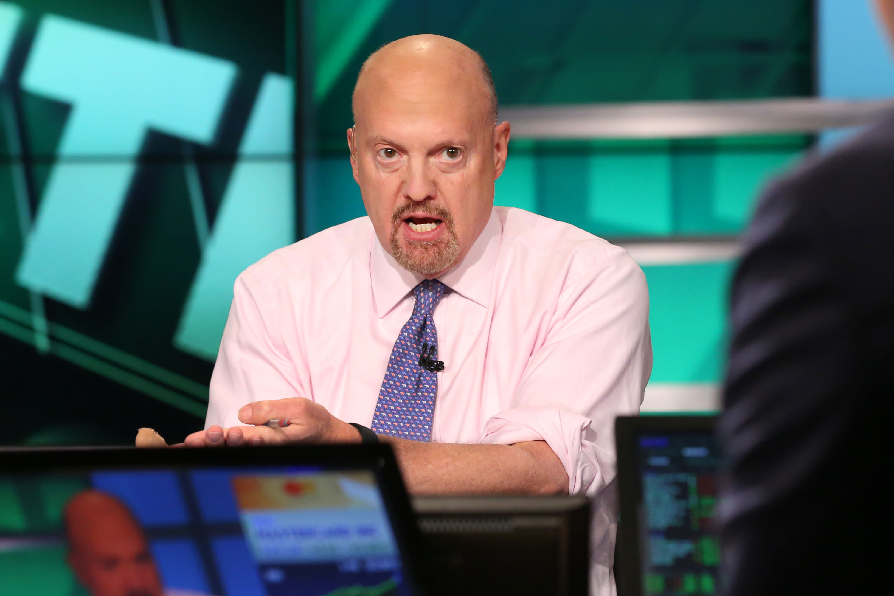 Cramer's Investing Club: Here's a wrap up of this week's tough market and what's ahead thumbnail