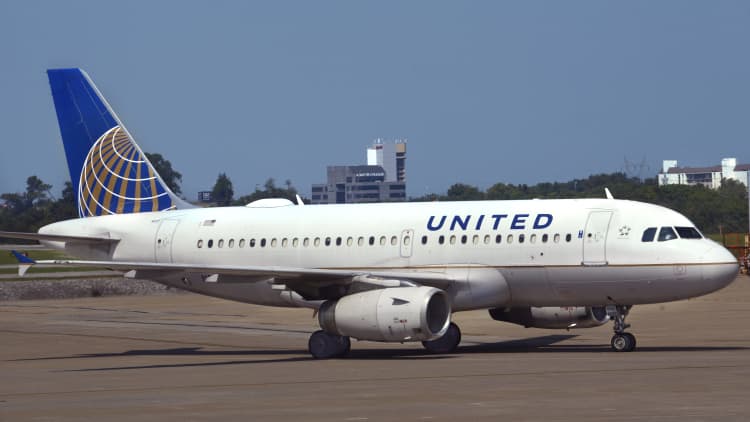 United to cut back on April international schedule by 20%, domestic by 10%