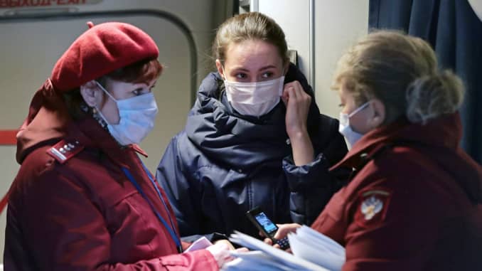 Control sanitario en el aeropuerto internacional de Novosibirsk