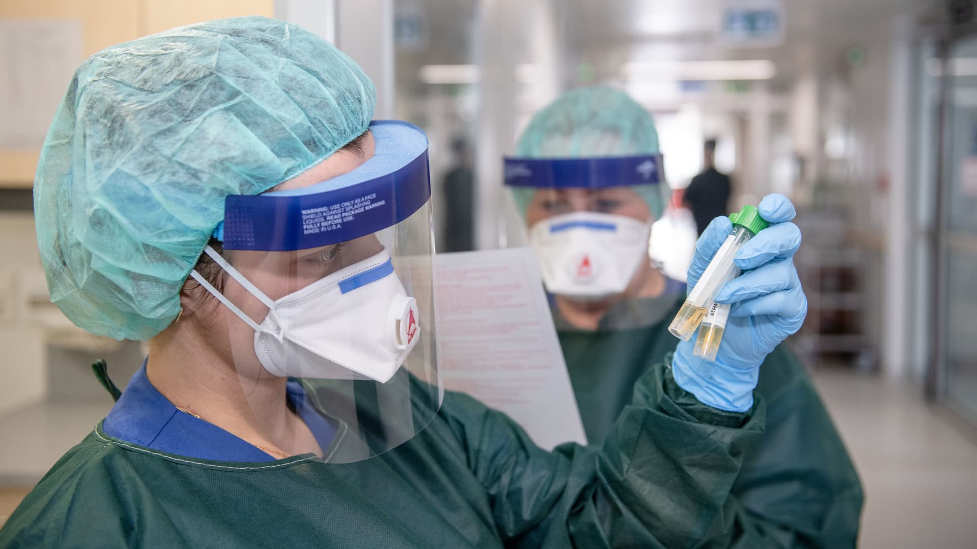 Kübra Yilmaz and Canan Emcan, nurses of the infection ward of the university hospital, in protective clothing and behind a breathing mask, look at two smear tubes and the corresponding virology certificate. In Essen, the city and university hospital feel well prepared for patients infected with the novel coronavirus.