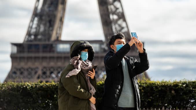 GP: Tourists Wear Face Mask To Protect Against The Coronavirus In Paris