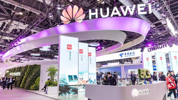 U.S. moves to block chip shipments to Huawei