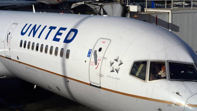 GP: United Airlines pilot in cockpit San Francisco International Airport scenics
