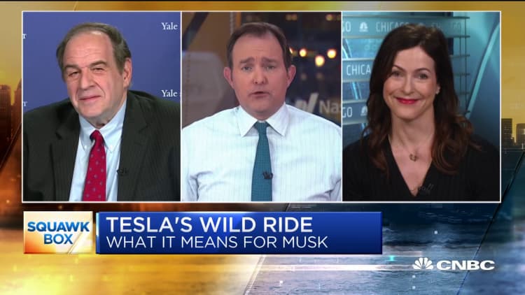 Vanity Fair's McLean explains why some say Tesla stock is 'easy to manipulate'