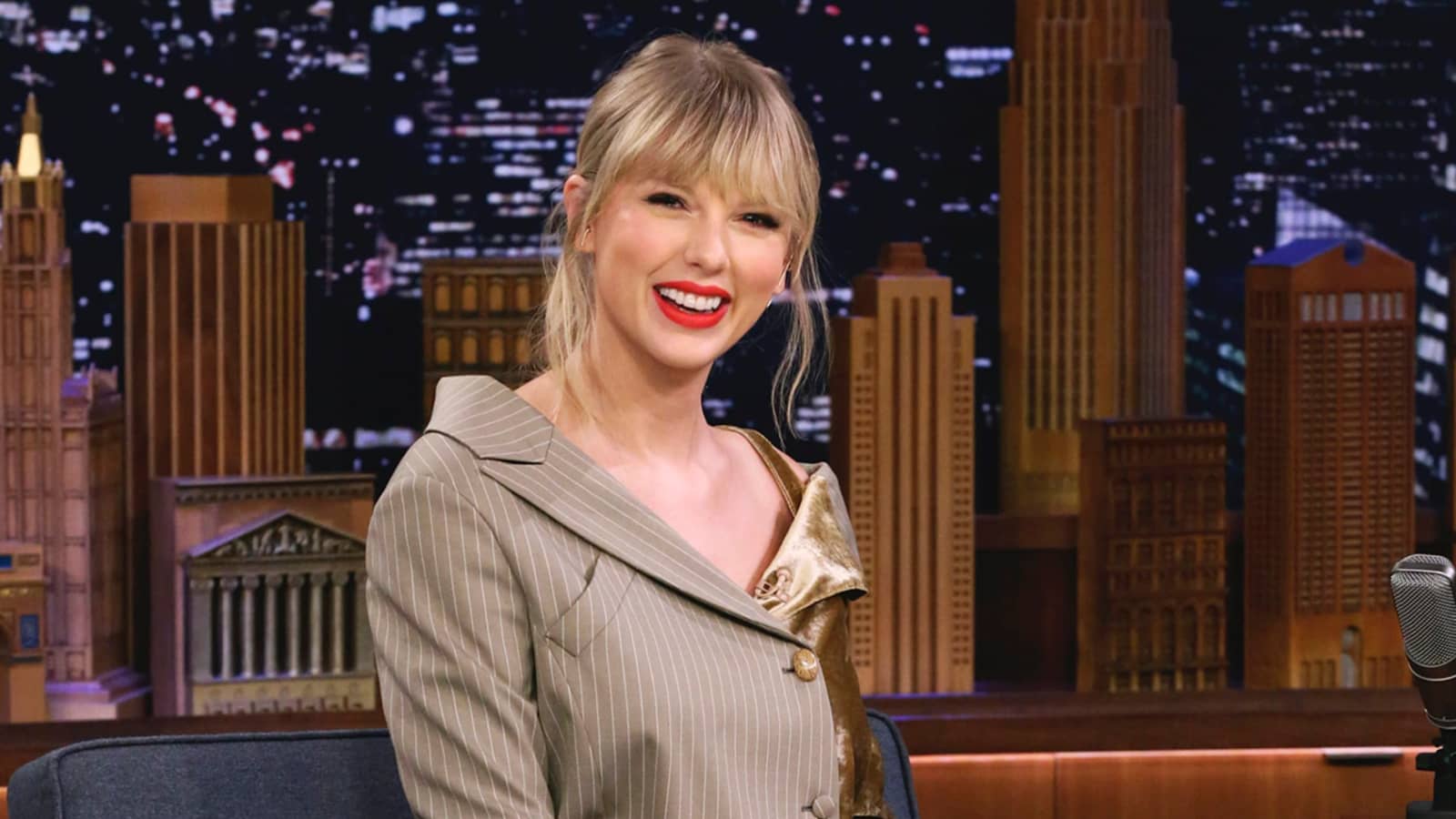 Taylor Swift Donates Over $30,000 To A Student To Afford Uk University