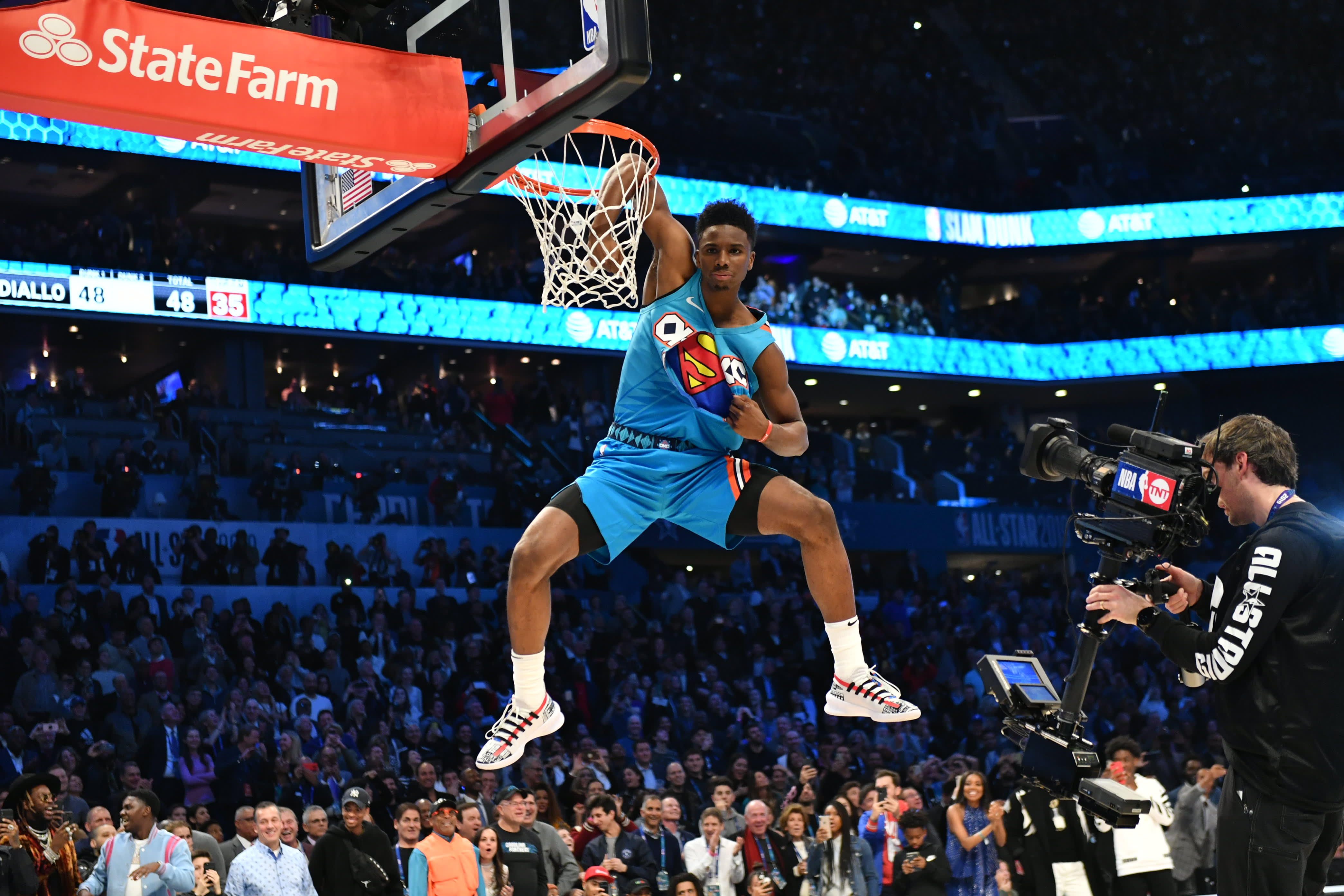 Milwaukee Bucks' Jabari Parker dunks during the first half of the NBA  basketball game against the Brooklyn Nets at the Barclays Center, Sunday,  March 13, 2016 in New York. (AP Photo/Seth Wenig