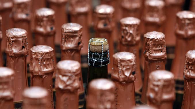 Botellas de vino espumoso se ven en San Francisco, California.
