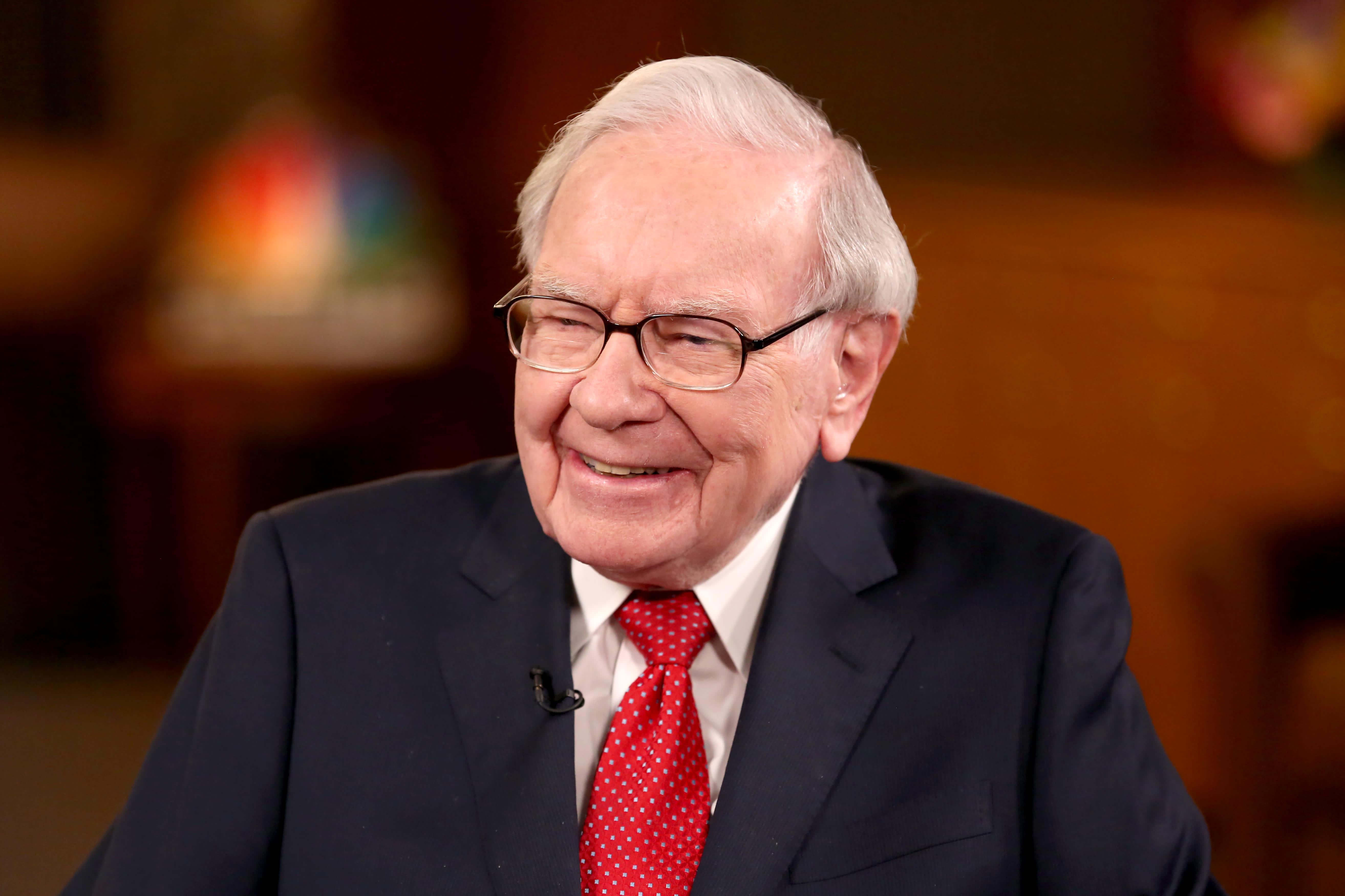 Warren Buffett’s net worth exceeds $ 100 billion for the first time, while shares in Berkshire set a record