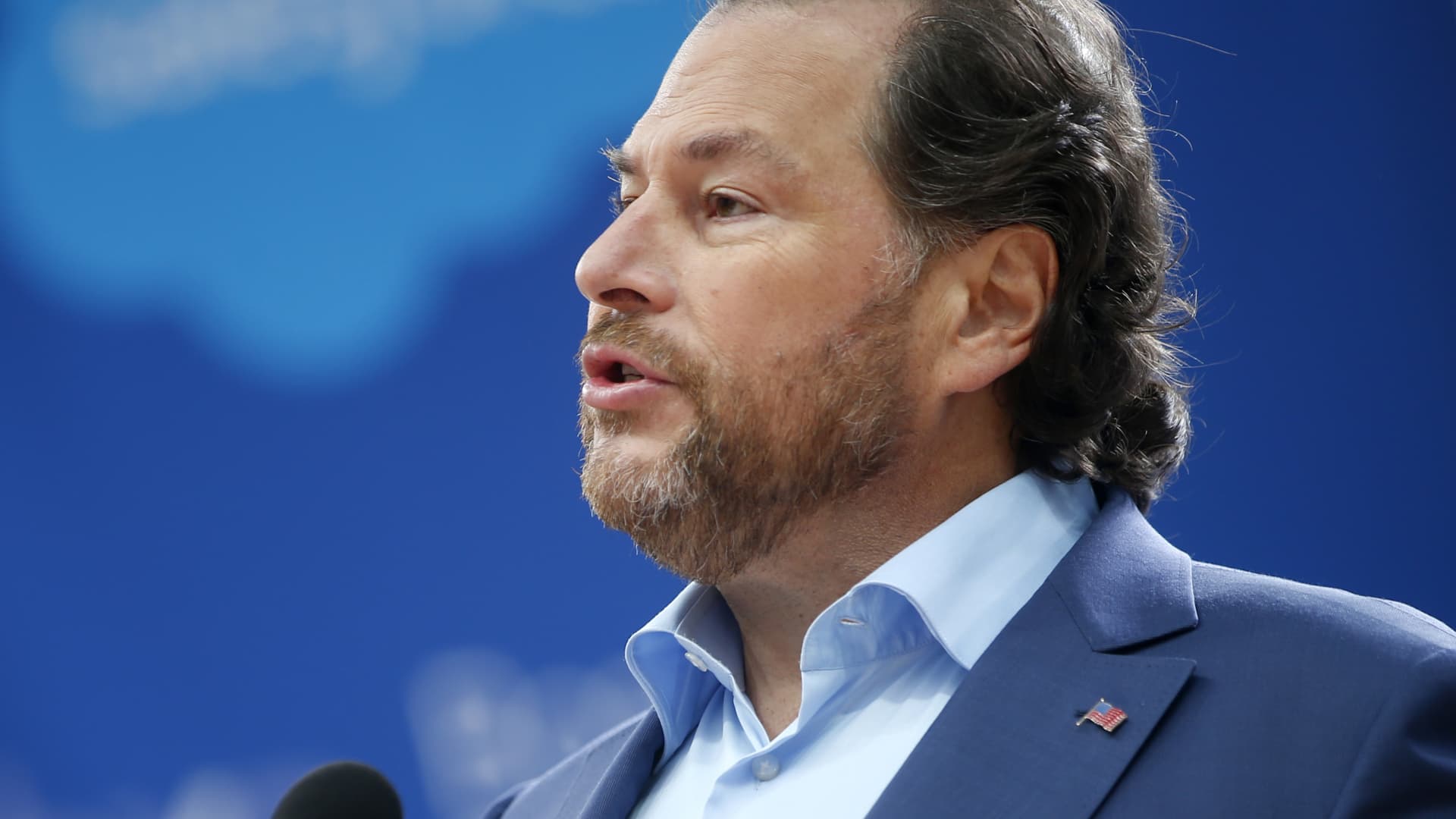 Salesforce stock falls more than 5% on earnings and unexpected departure of co-CEO Bret Taylor