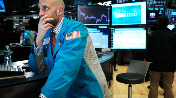 GP: Trader observa cómo Dow se hunde más de 1,000 puntos en la propagación del coronavirus