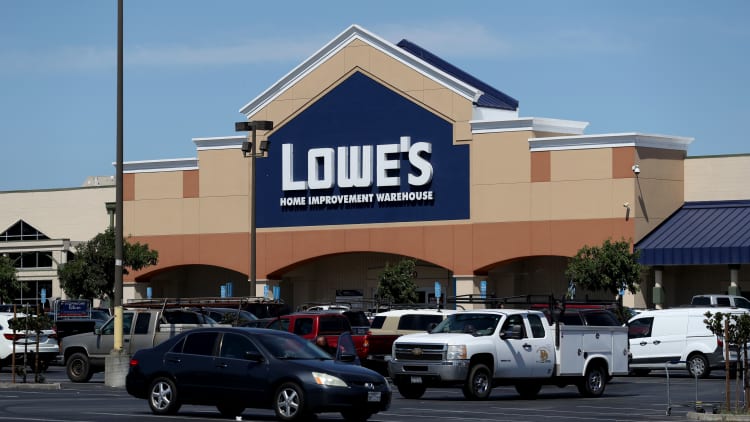 Lowe's Q4 same-store sales: 2.5% increase vs 3.6% expected