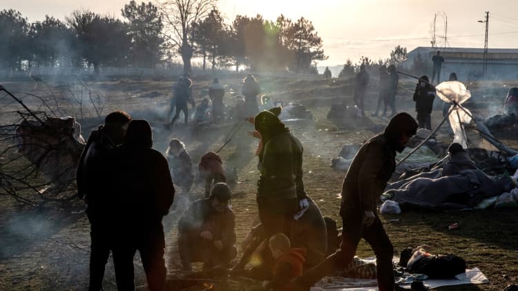 Thousands of refugees, migrants stranded at Turkey's border with Greece