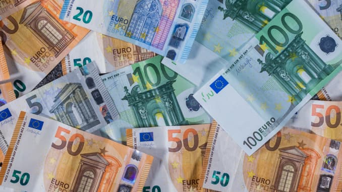 Dollar Weakens As Euro Climbs On Eu Common Fund Proposal