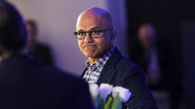 Satya Nadella, giám đốc điều hành của Microsoft Corp., dừng lại trong một sự kiện của Bloomberg vào ngày khai mạc Diễn đàn Kinh tế Thế giới (WEF) ở Davos, Thụy Sĩ, vào thứ Ba, ngày 21 tháng 1 năm 2020.