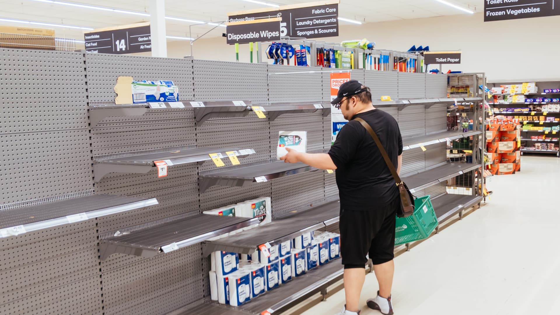 lørdag hoppe Formand Here's why people are panic buying and stockpiling toilet paper