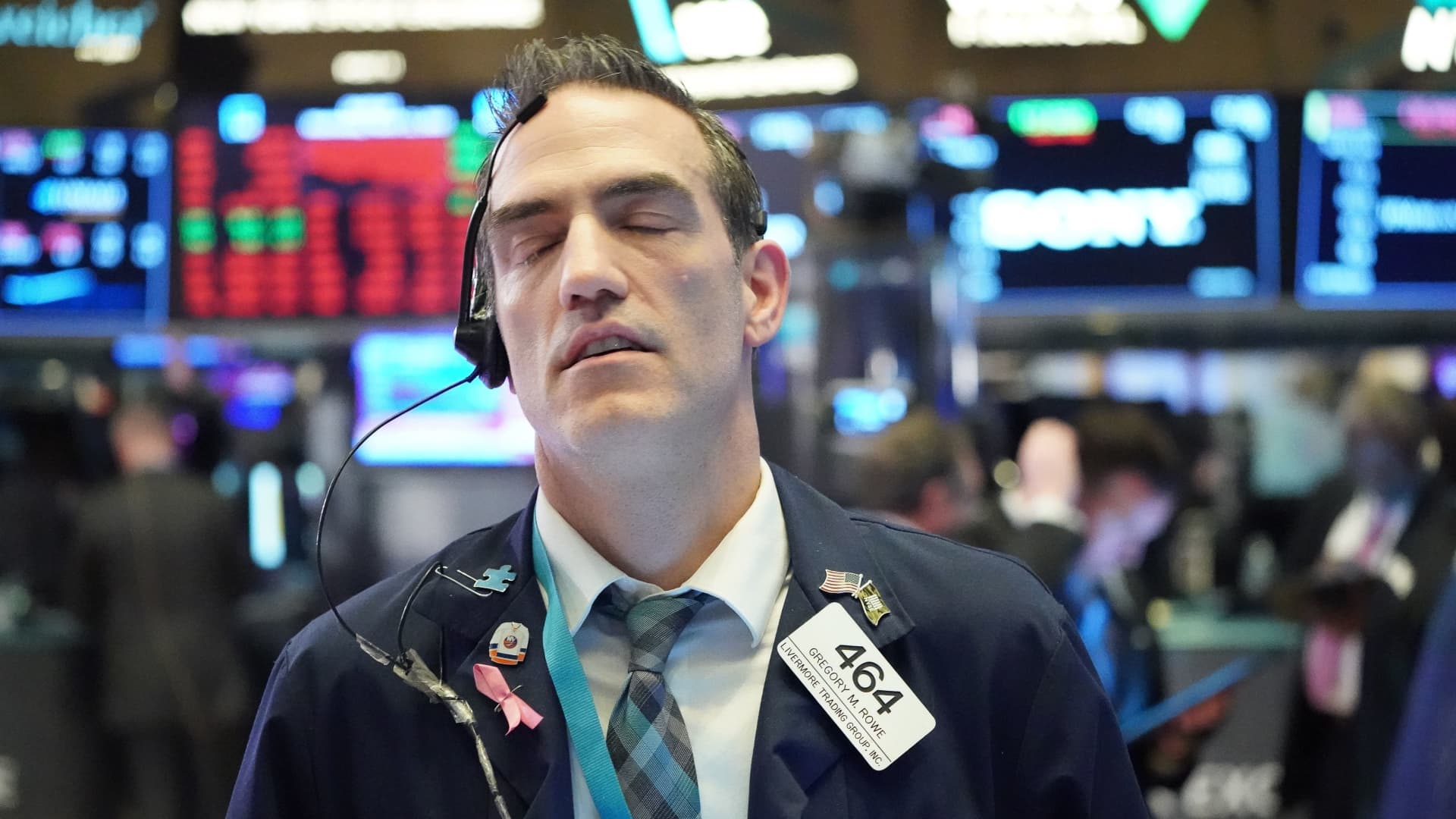 Dow tumbles more than 500 points, on pace for worst sell-off since March: Live updates