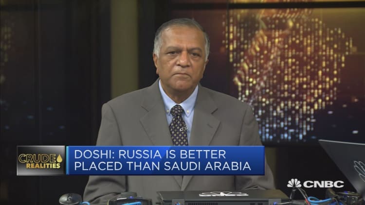 Sustained low oil prices will hurt both Saudi Arabia and Russia, says expert