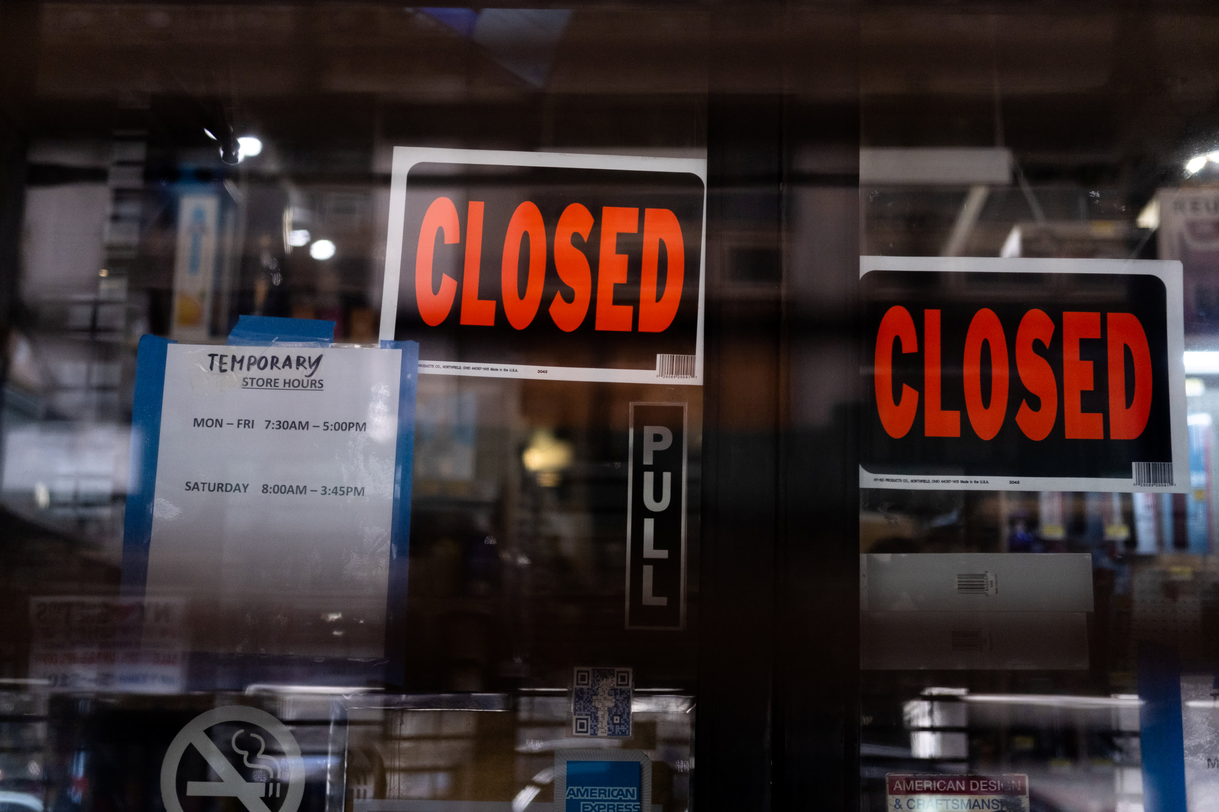 They live in new york. Нью-Йорк магазин будут закрывать. American closed. Closed Store n. Temporarily closed.