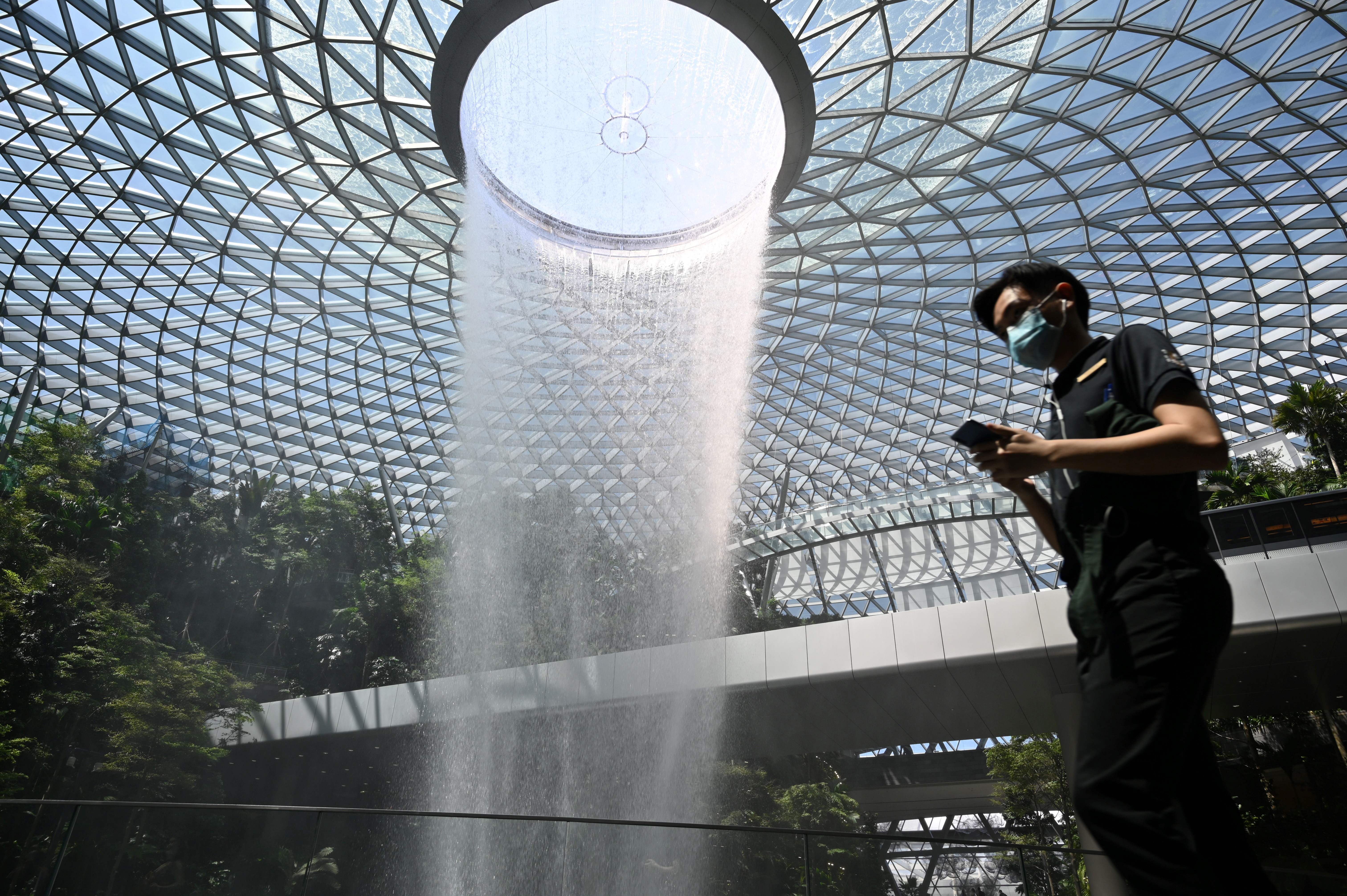 Singapūra palēnina lietu atsākšanas tempu, jo vietējie gadījumi stabilizējas