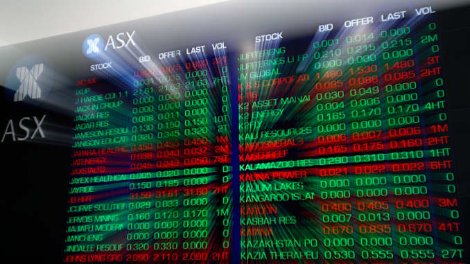 Un tablero electrónico muestra información bursátil en la Bolsa de Valores de Australia, operada por ASX Ltd. el 16 de marzo de 2020 en Sydney, Australia.