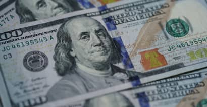 Dollar turns higher as risk sentiment wanes