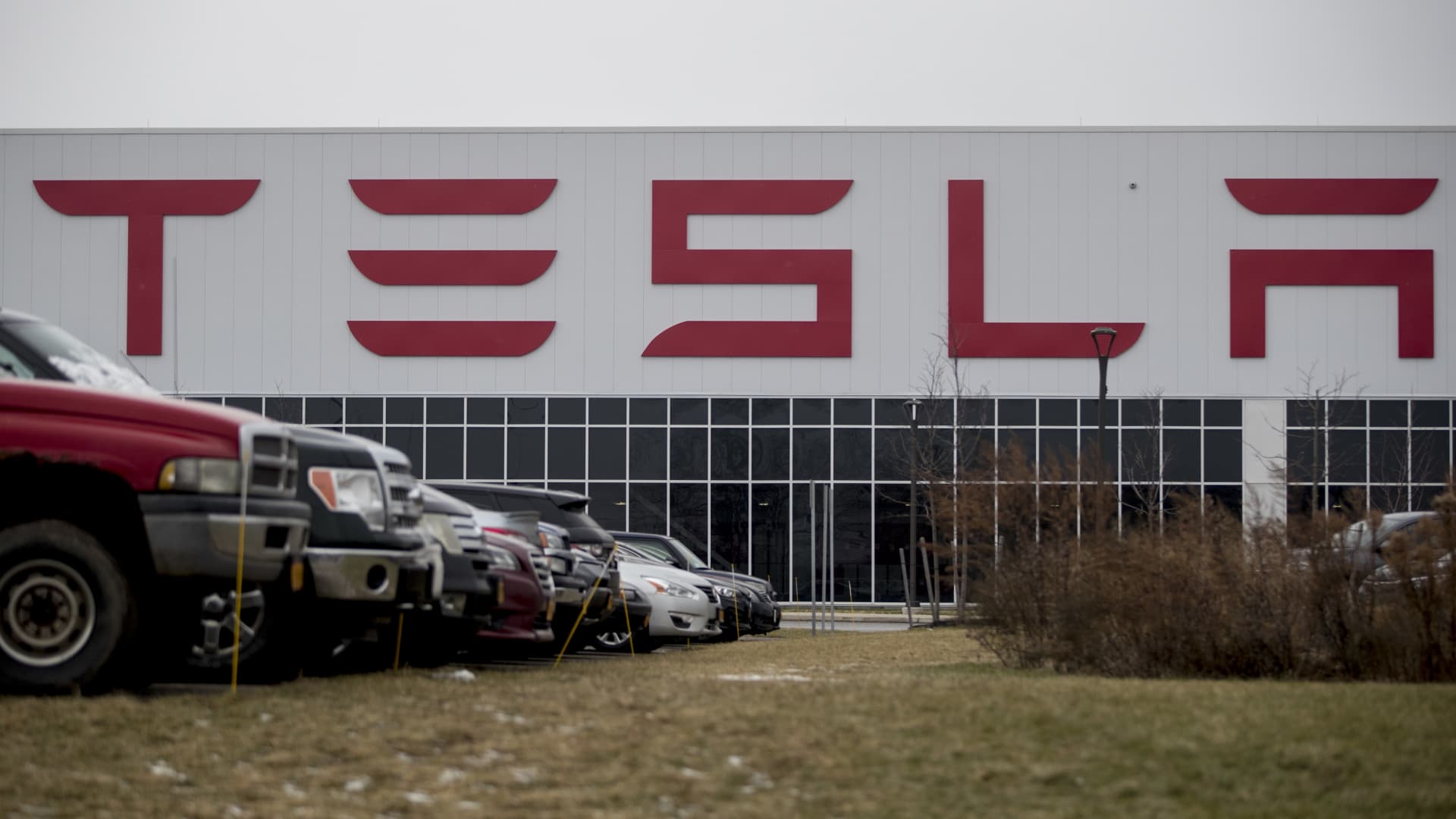 Vehicles sit parked outside the Tesla Inc. solar panel factory in Buffalo, New York, U.S., on Wednesday, Dec. 26, 2018.