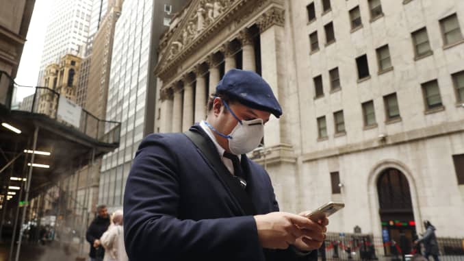 RT: Coronavirus Wall street NYSE hombre con máscara