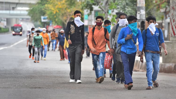 Massive crowds of migrant workers try to flee India's coronavirus lockdown
