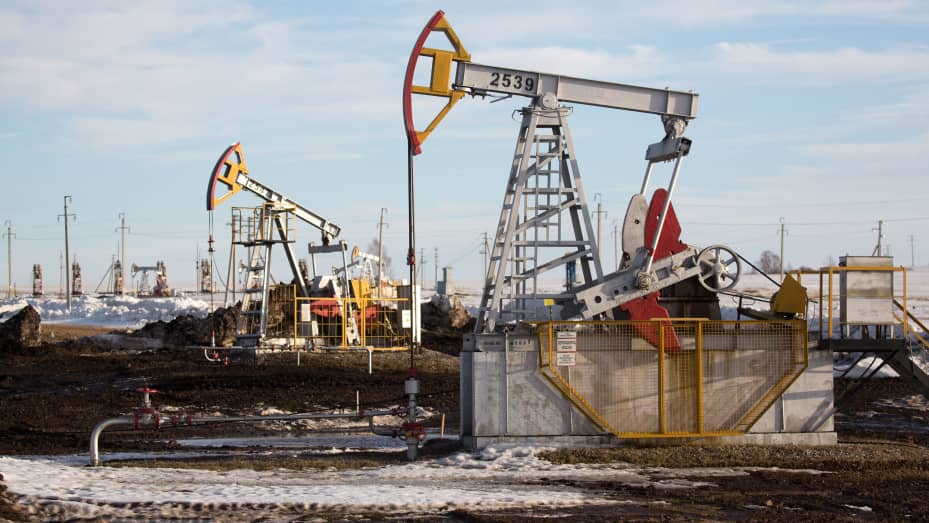 Kích bơm dầu, còn được gọi là "những con lừa gật gù", hoạt động tại một mỏ dầu gần Almetyevsk, Tatarstan, Nga, vào thứ Tư, ngày 11 tháng 3 năm 2020.