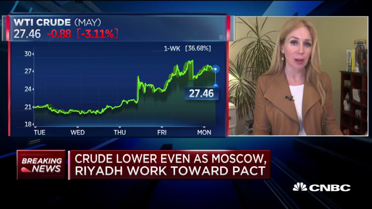 Crude lower even as Moscow, Riyadh work toward deal