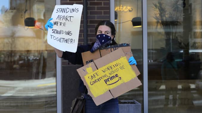 Trabalhadores de mercearias e outros organizam uma manifestação de protesto fora do Whole Foods Market, no South End de Boston, para exigir equipamento de proteção individual, benefícios adicionais se necessário e pagamento de periculosidade, durante a pandemia de coronavírus em 7 de abril de 2020.