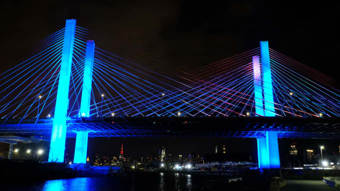 GP: Coronavirus Landmarks Across U.S., Stadiums, Landmarks Illuminated In Blue To Honor Essential Workers: The Kosciusko Bridge New York NY