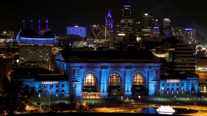 GP: Coronavirus Landmarks Illuminated In Blue To Honor Essential Workers: Union Station Kansas City MO