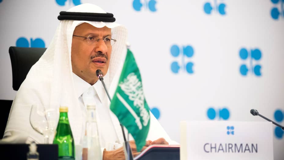El ministro de Energía de Arabia Saudita, el príncipe Abdulaziz bin Salman Al-Saud, habla a través de un enlace de video durante una reunión de emergencia virtual de países de la OPEP y no OPEP, luego del brote de la enfermedad del coronavirus (COVID-19), en Riad, Arabia Saudita, el 9 de abril. 2