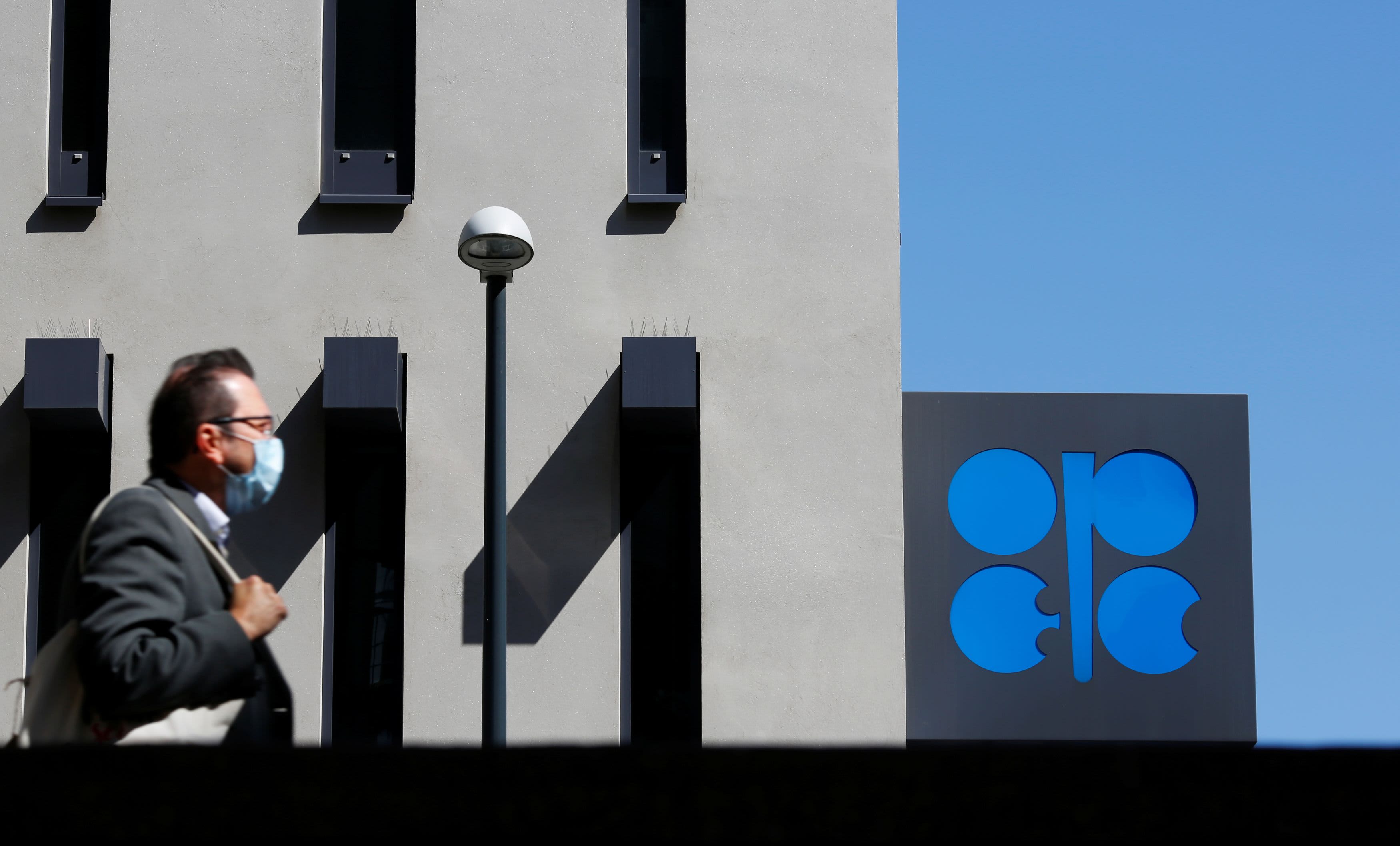 After OPEC failed to reach an agreement, oil prices hit a six-year high and then turned negative