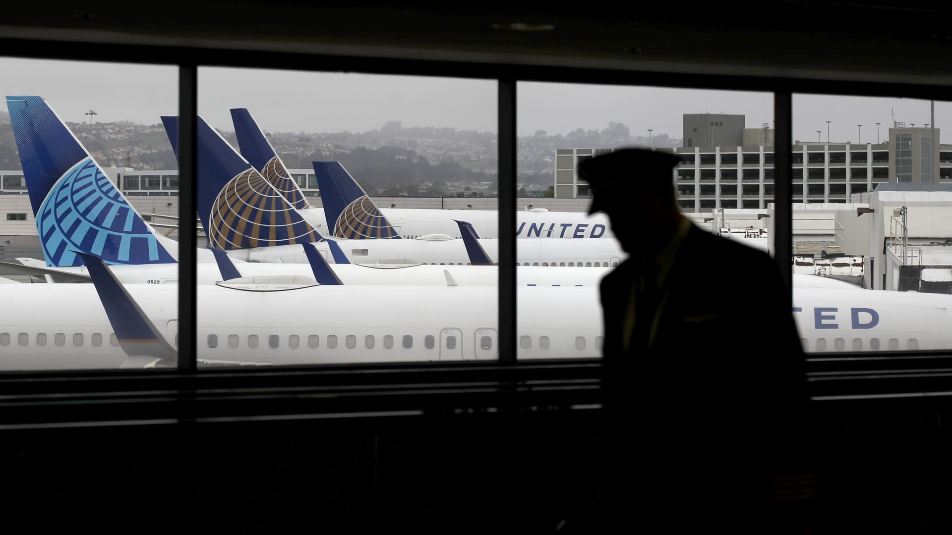 United gives pilots 5% raises early after contract talks turn