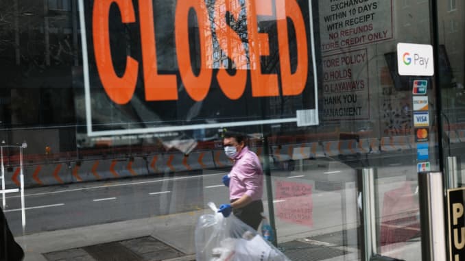 El 17 de abril de 2020, en la ciudad de Nueva York, se muestra un cartel cerrado en la ventana de un negocio en un Manhattan casi desierta.