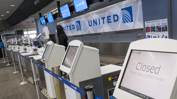 United reports $2.1 billion loss in first quarter, seeks more in federal aid