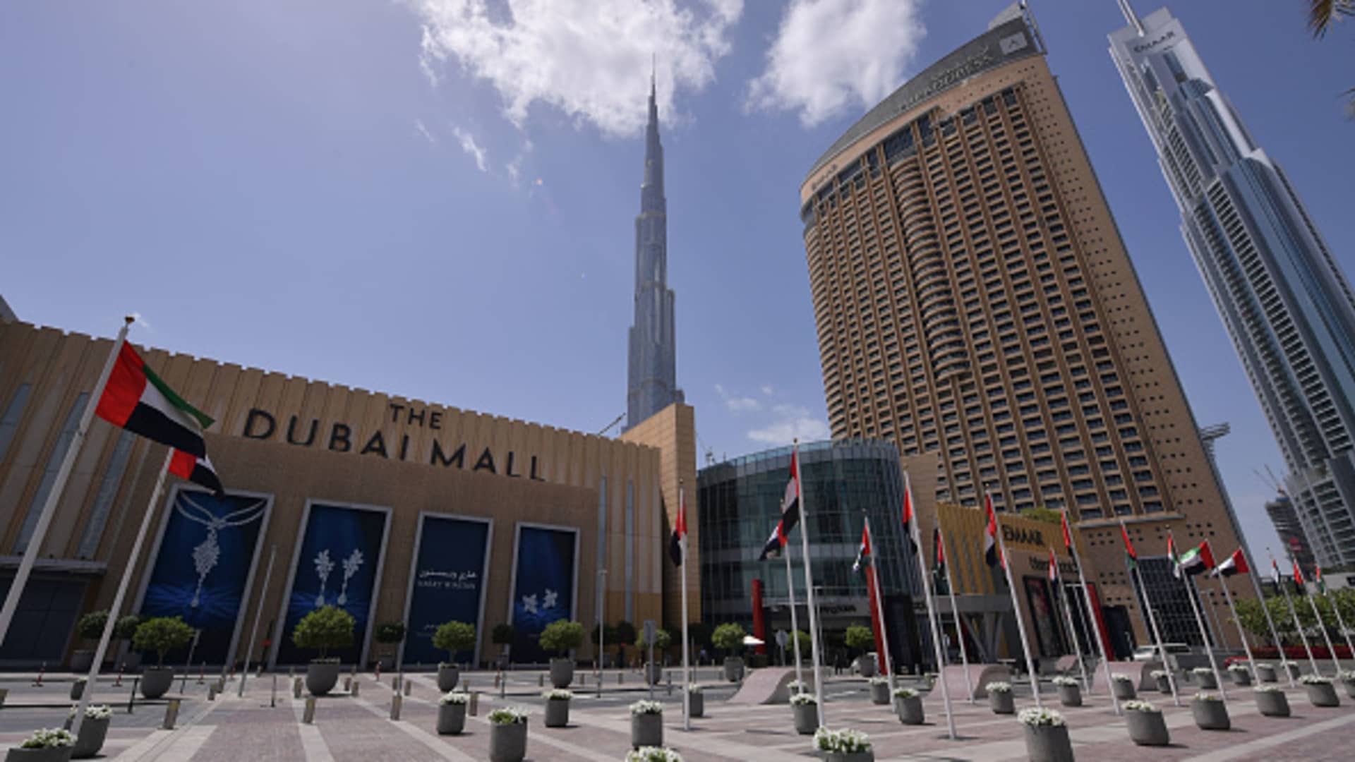 Dubai companies. Dubai Mall Дубай. Dubai Mall и Emirates Mall.. Дубай Молл здание. Здание суда Дубаи.