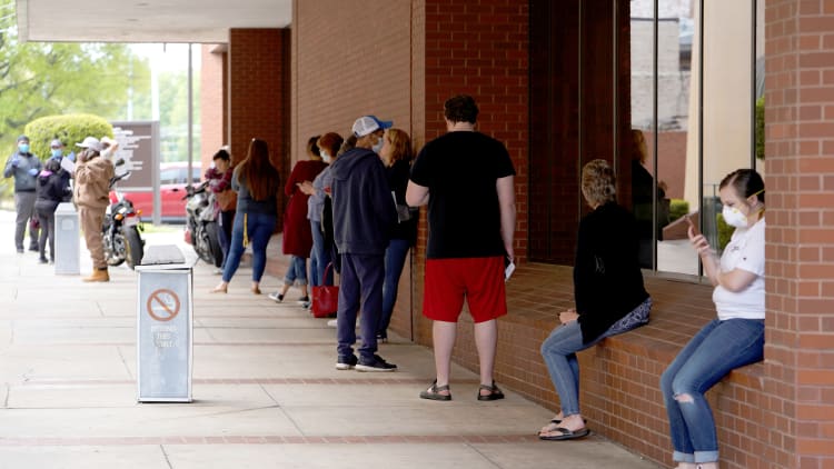 Weekly jobless claims total 712,000 vs. 725,000 expected