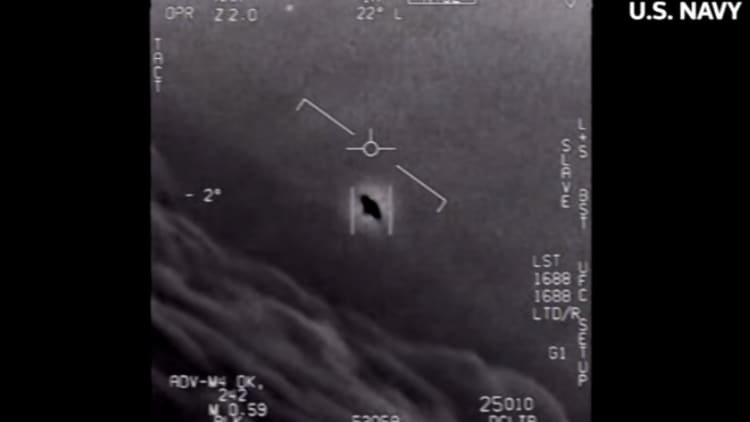 ABD Donanması pilotları tarafından çekilen Pentagon'un gizliliği kaldırılmış üç UFO videosunu izleyin