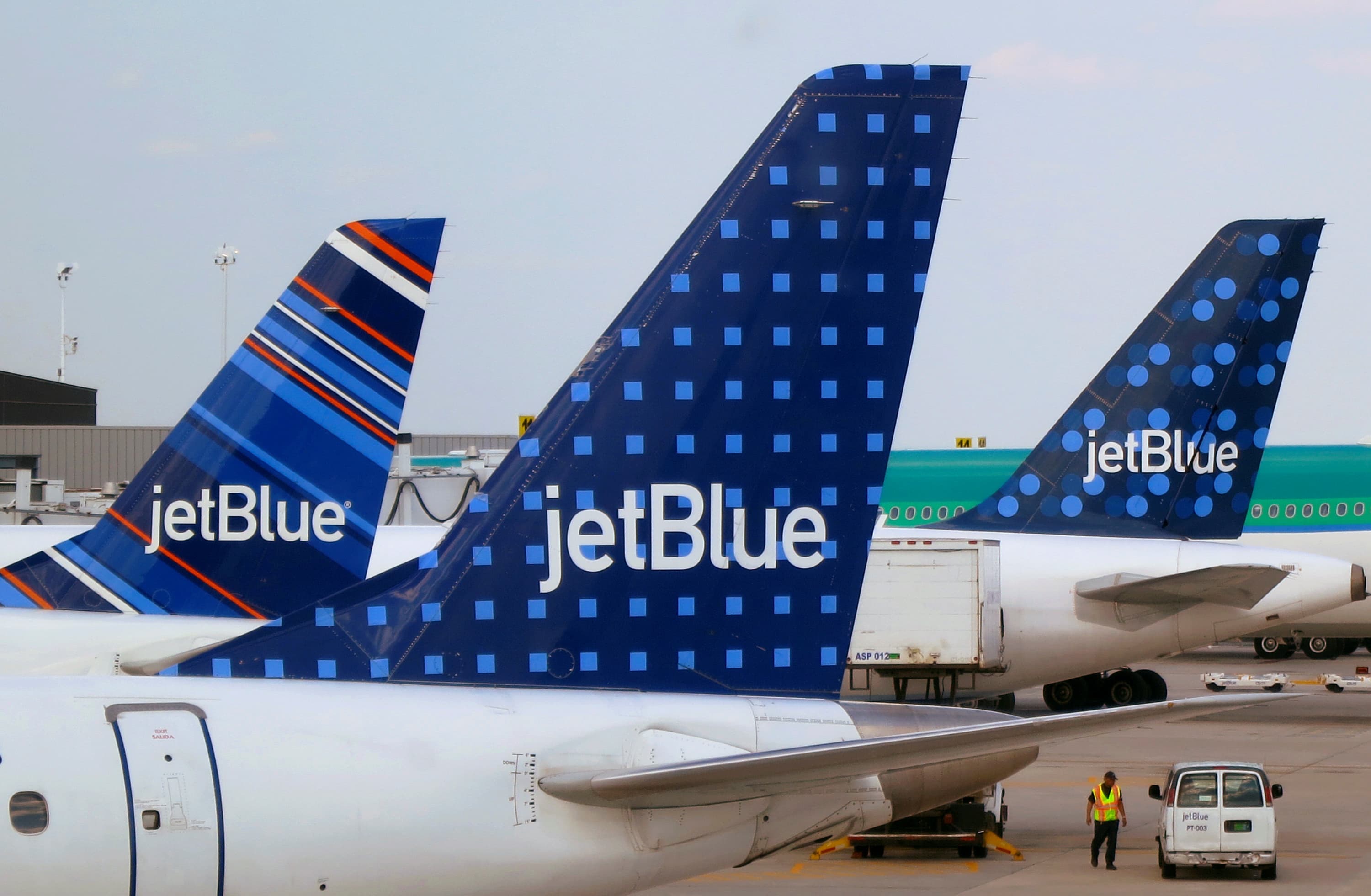JetBlue eliminates ticket change fees, but prohibits access to the upper compartment for cheaper fares