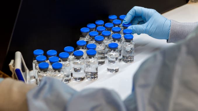 Một kỹ thuật viên phòng thí nghiệm kiểm tra các lọ thuốc điều trị bệnh do coronavirus (COVID-19) điều tra chứa đầy remdesivir tại một cơ sở của Gilead Sciences ở La Verne, California.